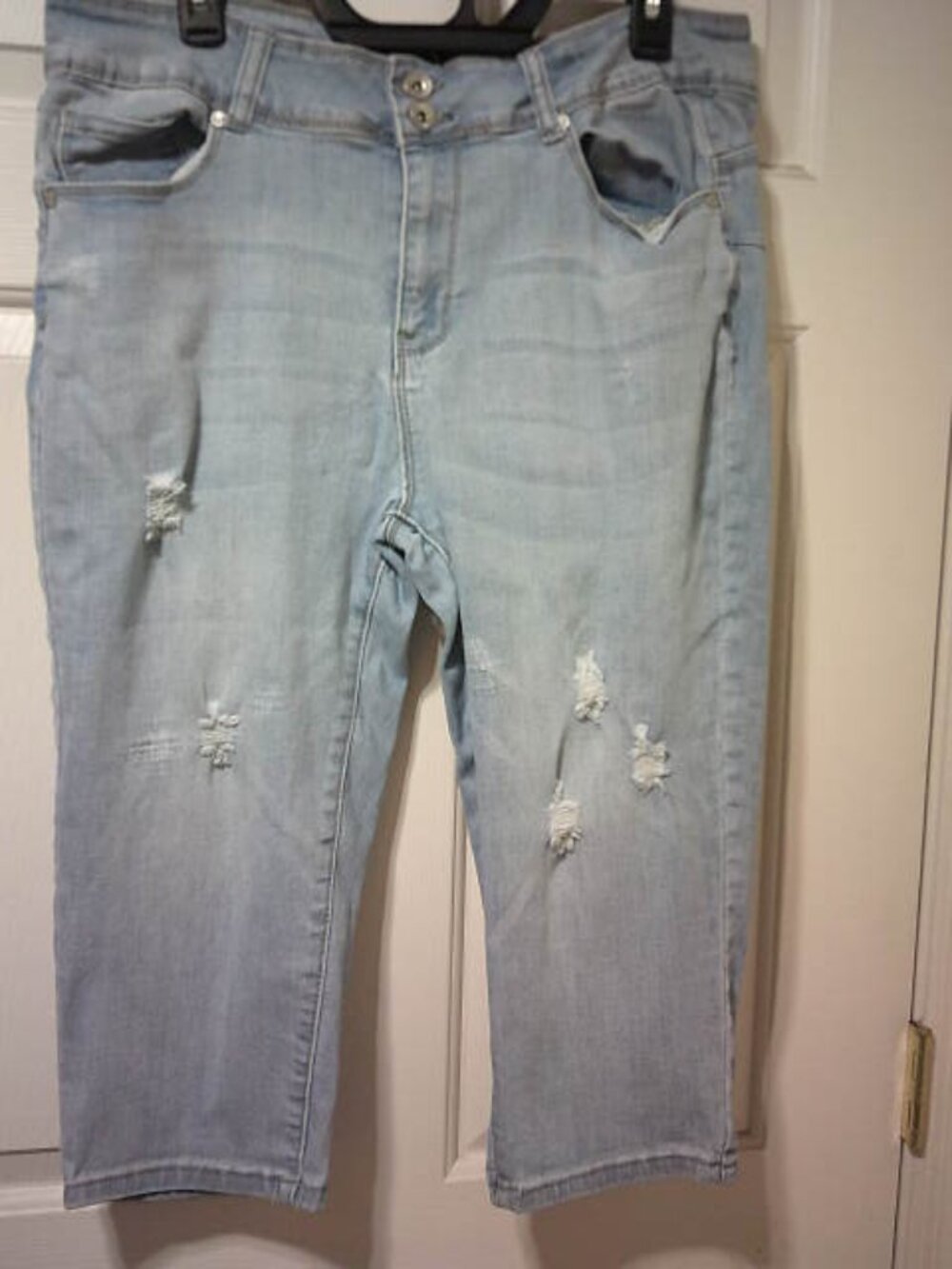 WOMEN'S SIZE 18 SANDPIPER LIGHT WASH DENIM CAPRI DISTRESSED JEANS 5 POCKET STYLE
